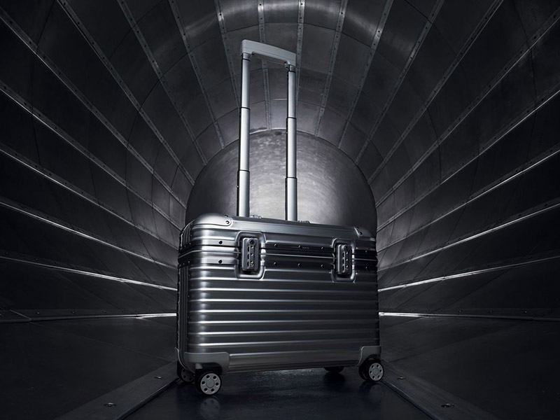 حقيبة ORIGINAL PILOT SILVER الجديدة تعيد صياغة تصميم كلاسيكي من RIMOWA ليخلب ألباب المسافرين في رحل عمل والفنانين على حدٍّ سواء